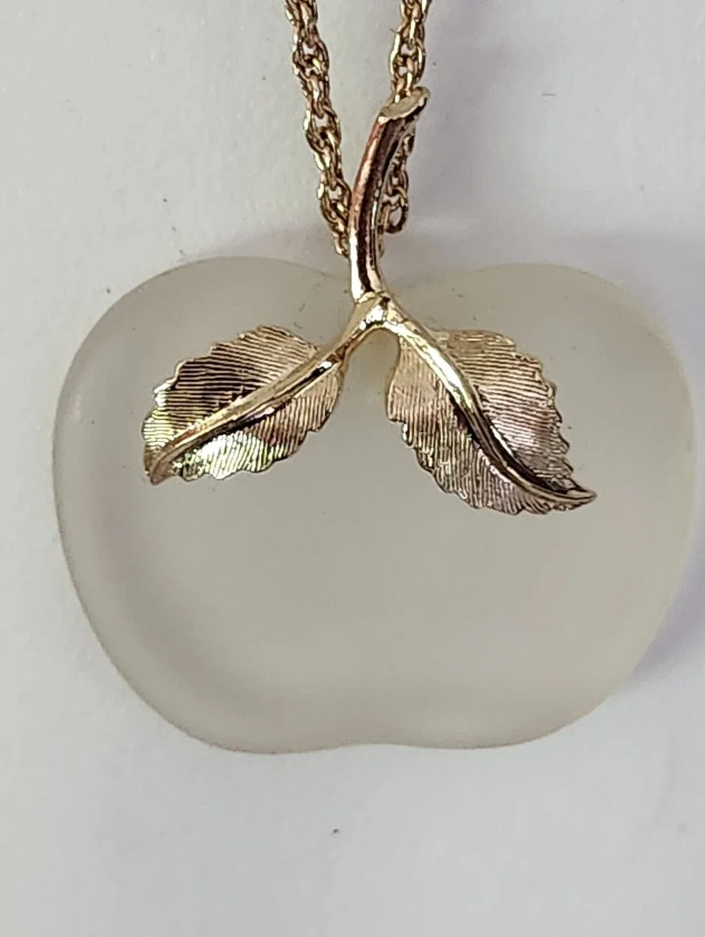 Vtg Avon Gold Tone Apple Pendant Necklace in Frosted White